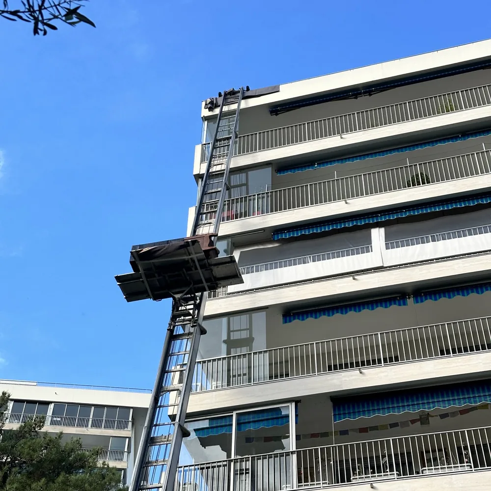 Monte-meubles sur immeuble à Cannes