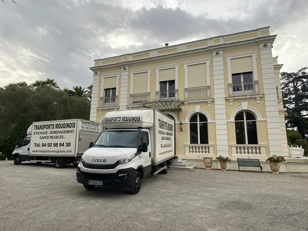 Camions devant une villa Belle Époque
