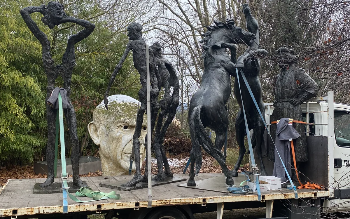 Transport de sculptures en bronze