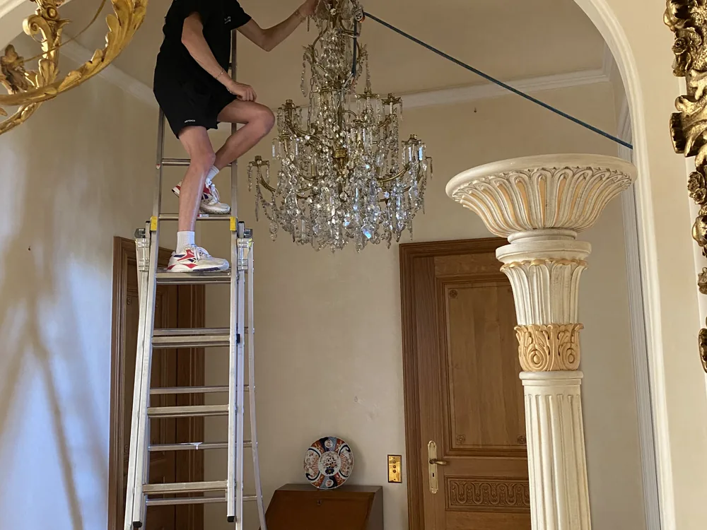 Démontage d'un lustre doré