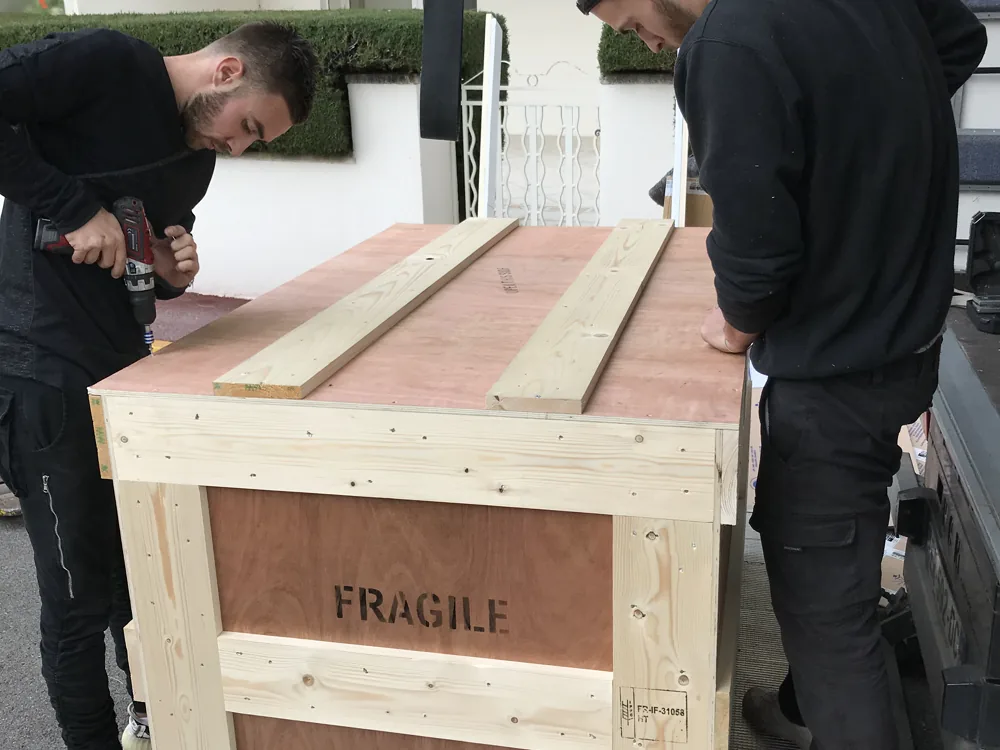 Caisses bois fragiles sur plateau